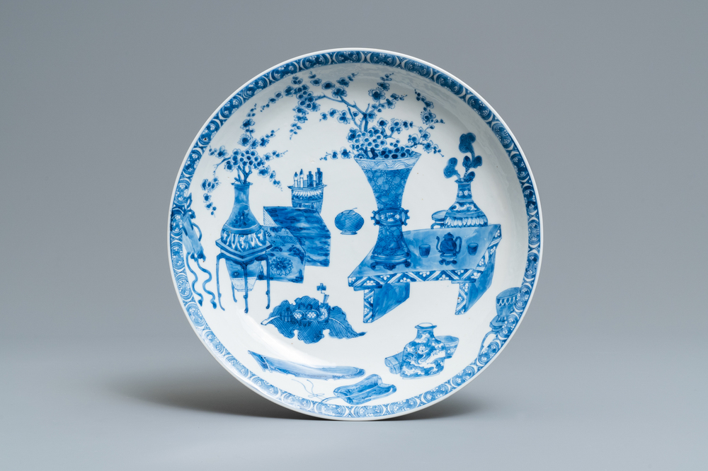 Un plat en porcelaine de Chine en bleu et blanc &agrave; d&eacute;cor d'antiquit&eacute;s, Kangxi