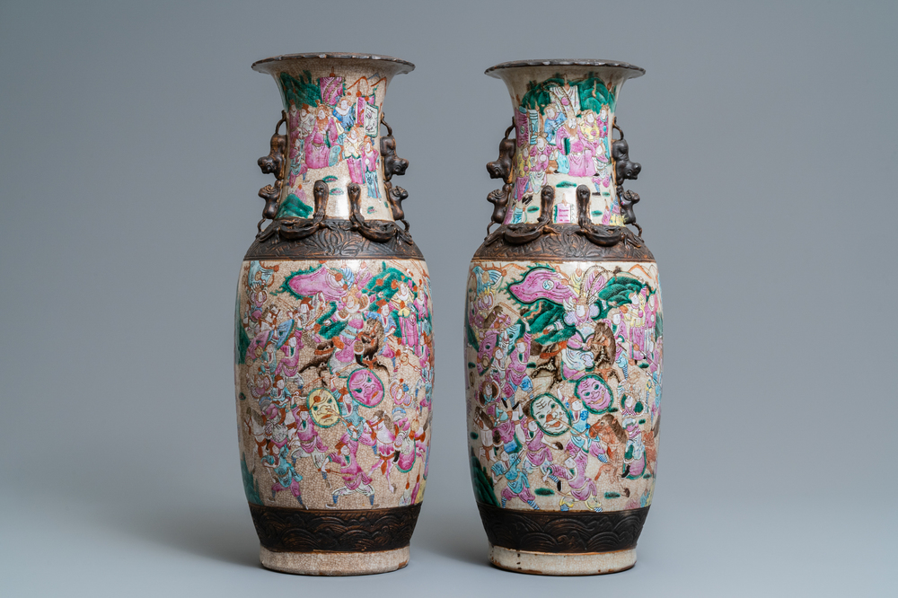 Une paire de vases en porcelaine de Chine famille rose dite 'de Nankin' &agrave; d&eacute;cor de guerriers, Chine, 19&egrave;me