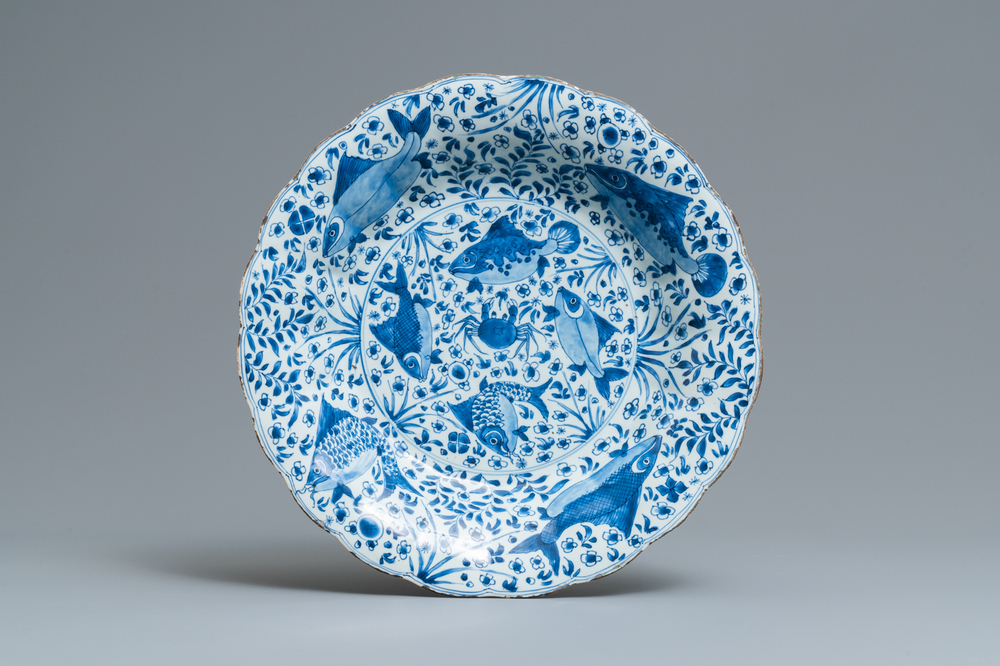 Un grand plat godronn&eacute; en porcelaine de Chine en bleu et blanc &agrave; d&eacute;cor de poissons, Chine, Kangxi