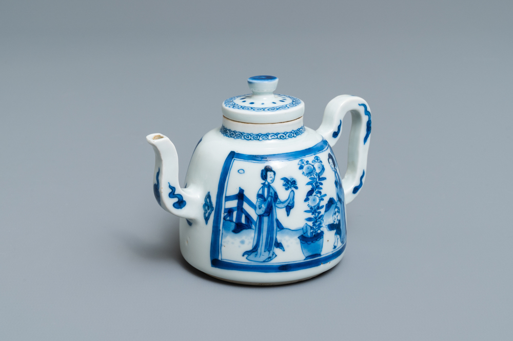 Une th&eacute;i&egrave;re en porcelaine de Chine en bleu et blanc &agrave; d&eacute;cor de longues dames, Kangxi