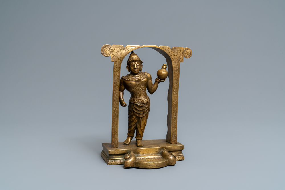 Een verguld bronzen figuur van een tempelwachter, Nepal, 19e eeuw