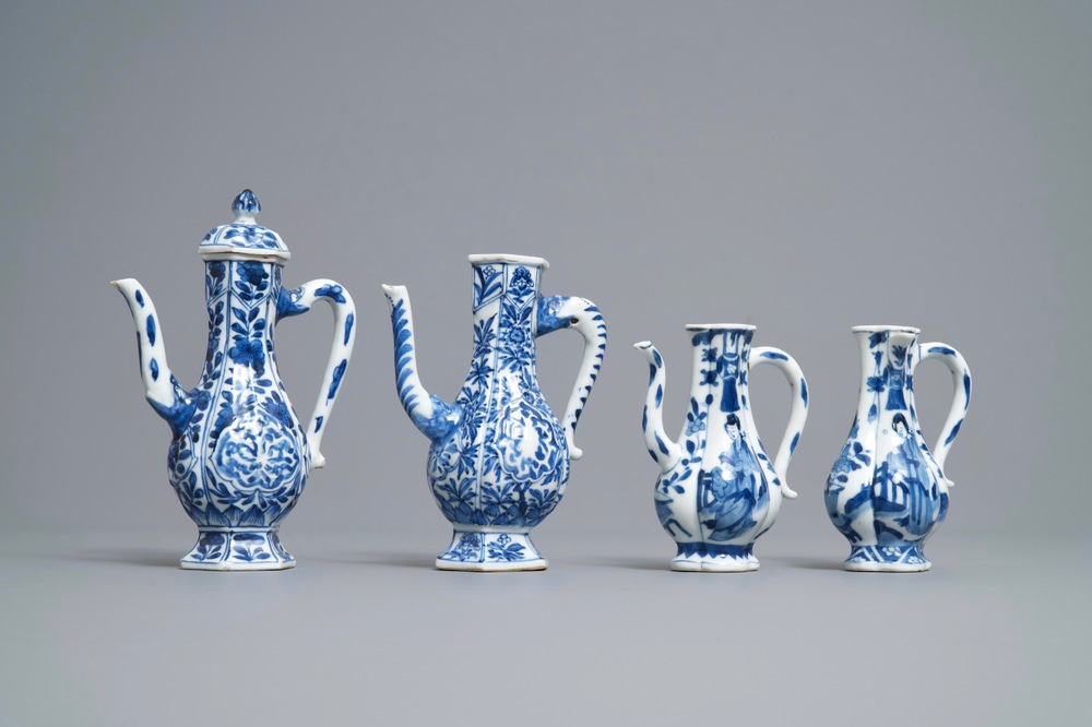 Vier Chinese blauw-witte kannen, Kangxi