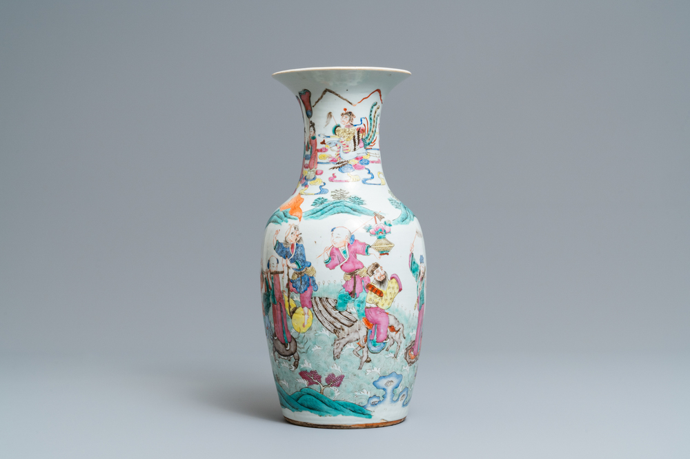 Un vase en porcelaine de Chine famille rose &agrave; d&eacute;cor d'immortels, 19&egrave;me