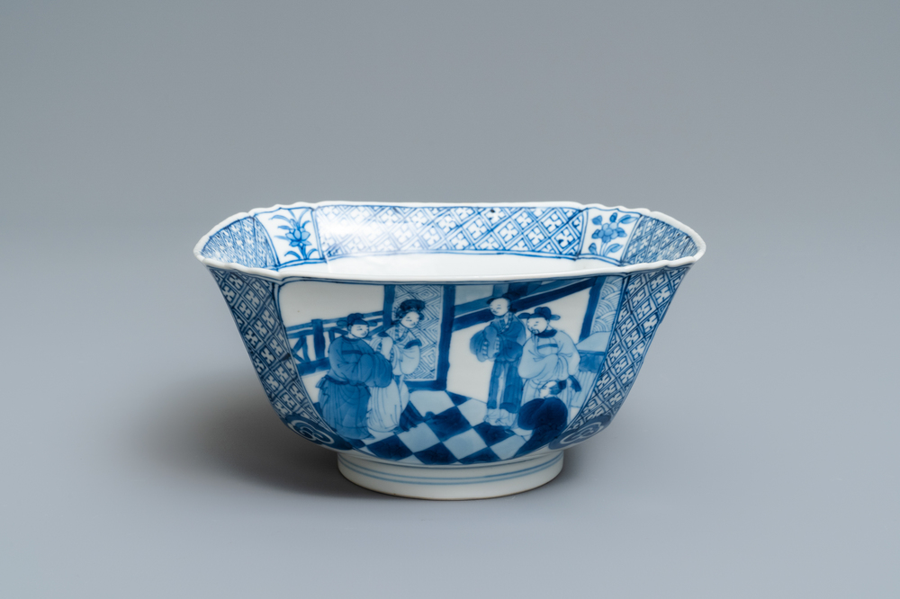 Un bol de forme carr&eacute;e en porcelaine de Chine en bleu et blanc, marque de Chenghua, Kangxi