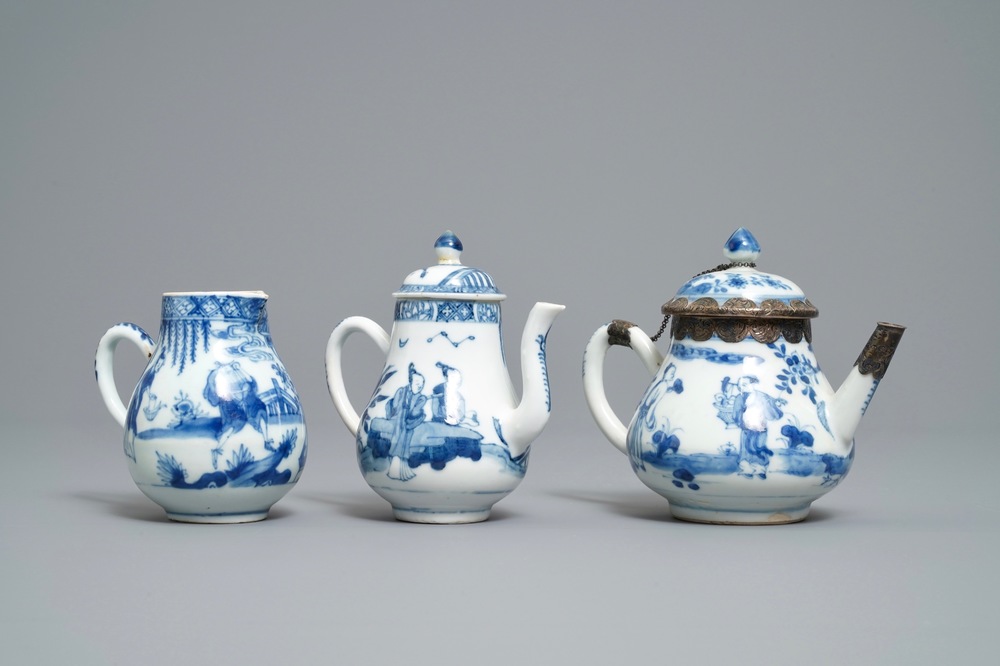 Twee Chinese blauw-witte theepotten en een melkkan, Yongzheng