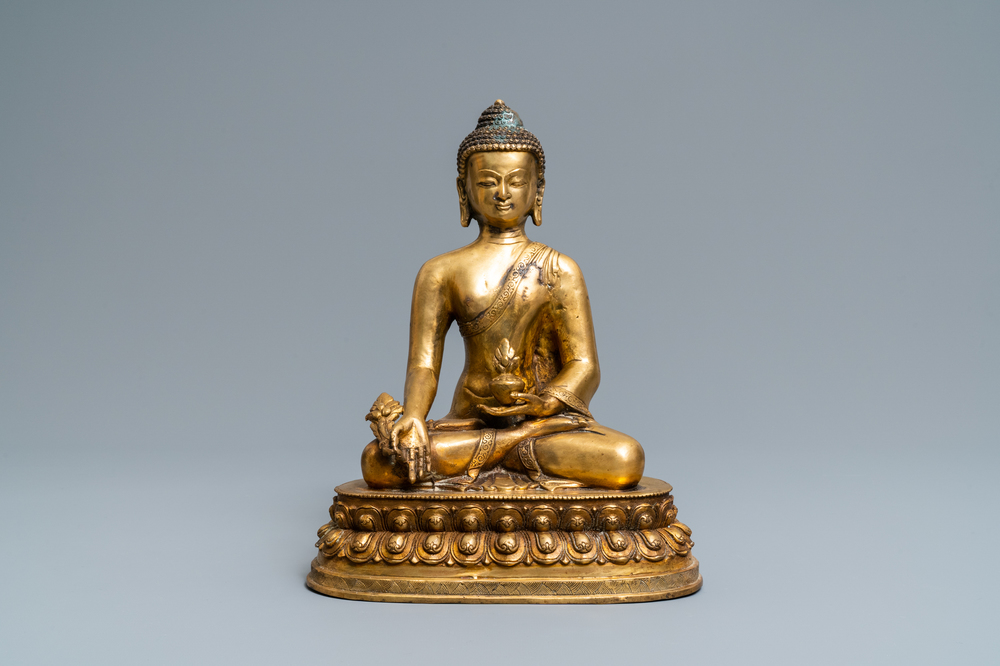 Une figure de Bouddha en bronze dor&eacute;, Tibet, d&eacute;but du 20&egrave;me