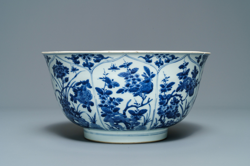 Un grand bol en porcelaine de Chine en bleu et blanc &agrave; d&eacute;cor floral, Kangxi