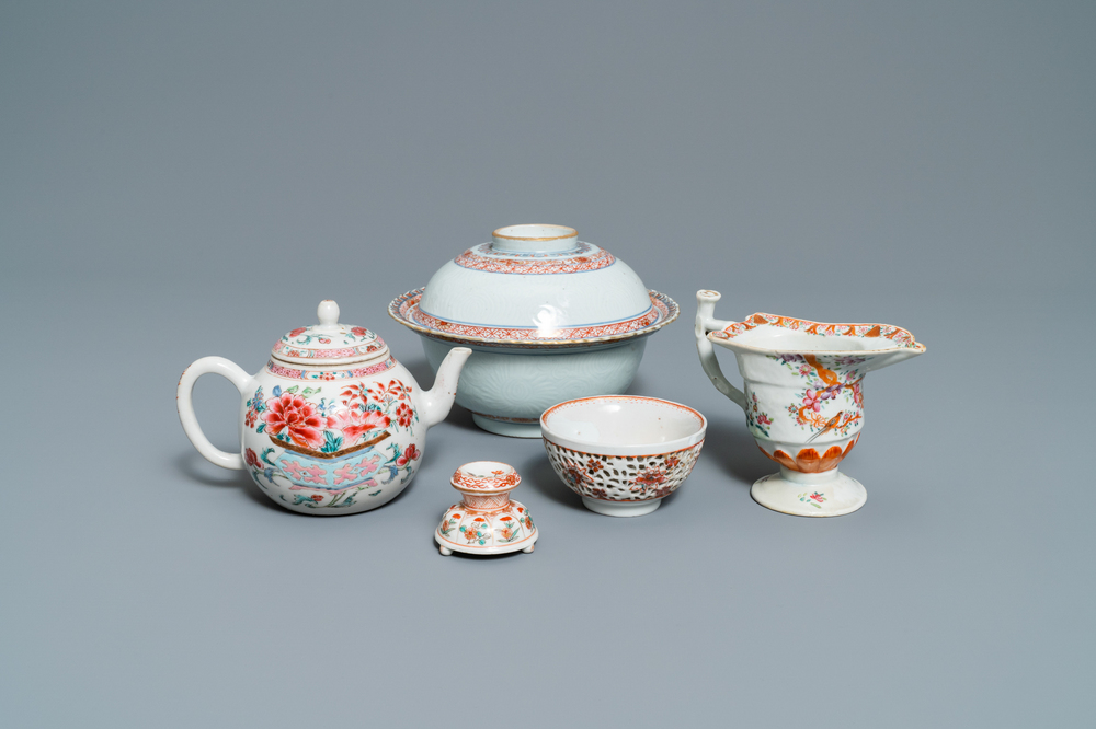 Vijf stukken Chinees famille rose en ijzerrood gedecoreerd porselein, Kangxi/Qianlong