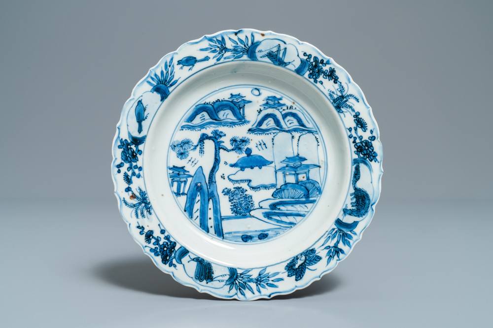 Une assiette en porcelaine de Chine en bleu et blanc de type kraak &agrave; d&eacute;cor d'un paysage, Wanli