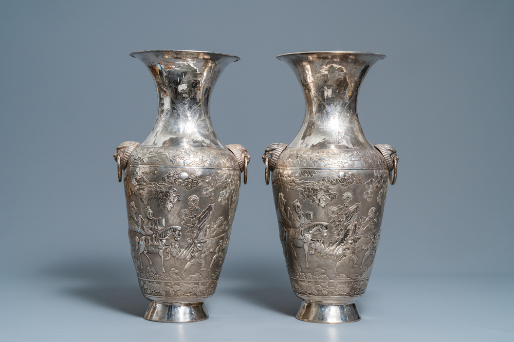 Une paire de grands vases exceptionnels en argent &agrave; d&eacute;cor repouss&eacute;, Chine, 19&egrave;me