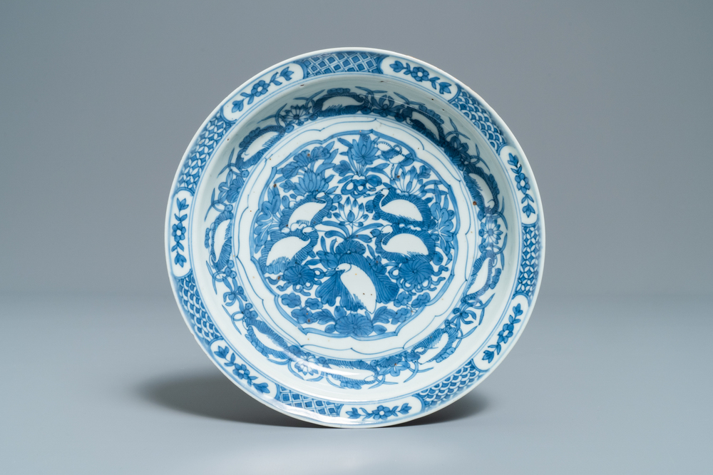 Une assiette en porcelaine de Chine en bleu et blanc de type kraak &agrave; d&eacute;cor d'aigrettes, Wanli