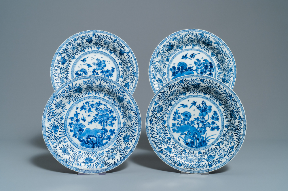 Quatre plats polylob&eacute;s en porcelaine de Chine en bleu et blanc, Kangxi
