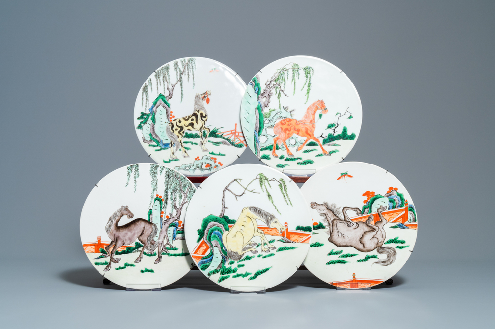 Cinq plaques en porcelaine de Chine famille verte &agrave; d&eacute;cor de chevaux, 19&egrave;me