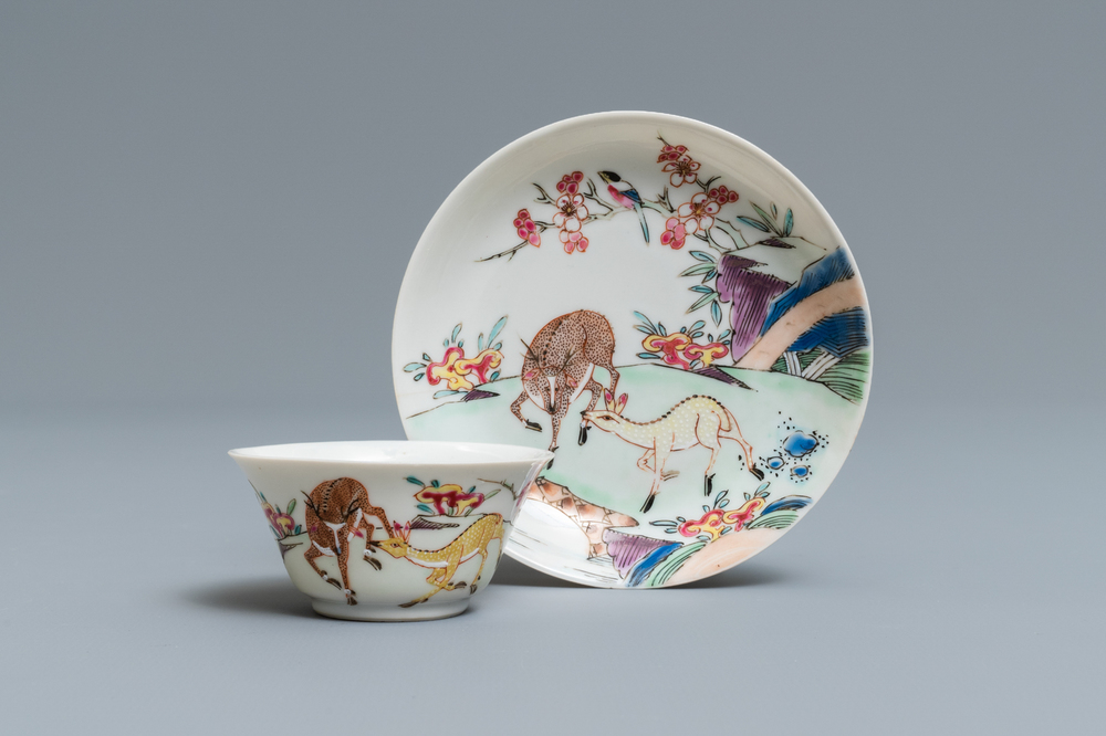 Une tasse et soucoupe en porcelaine de Chine famille rose &agrave; d&eacute;cor de cerfs, Yongzheng