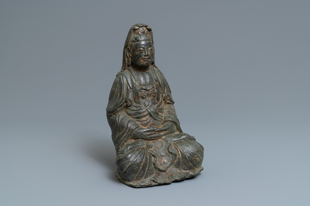 Une grande figure de Guanyin en bronze, Cor&eacute;e, 17&egrave;me