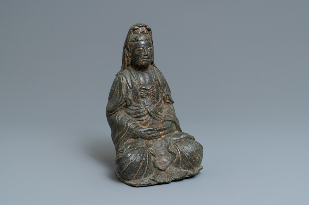 A large Korean bronze figure of Guanyin, 17th C.