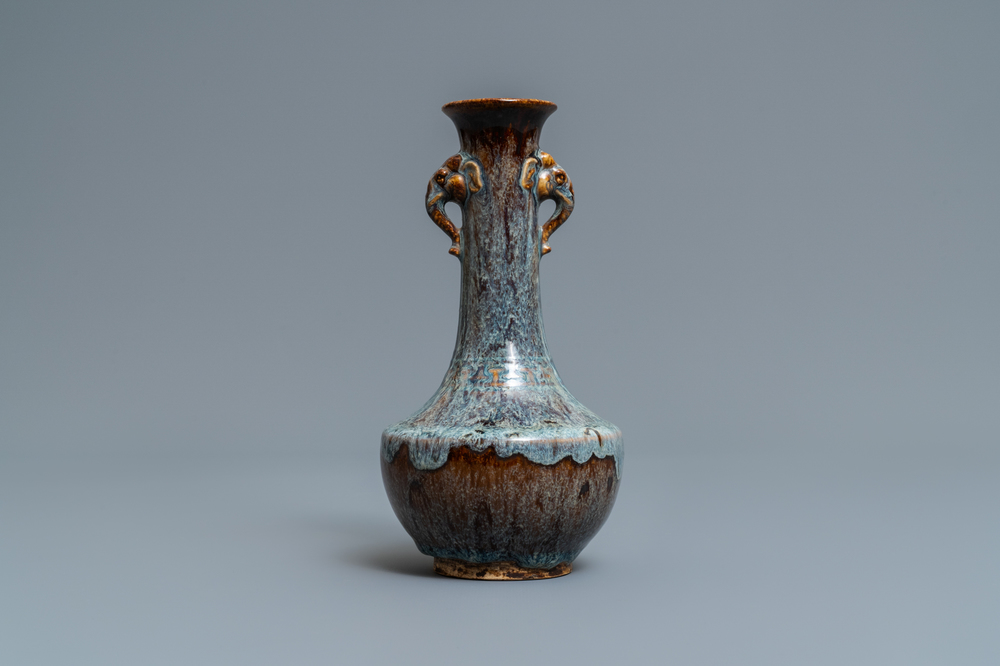 Un vase de forme bouteille en porcelaine de Chine &agrave; &eacute;mail flamb&eacute;, 18/19&egrave;me