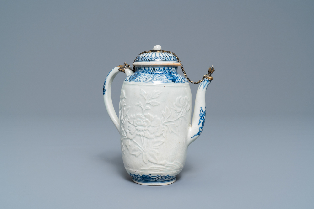 A large Japanese blue and white moulded Arita teapot with gilt silver mounts, Edo, 17th C.