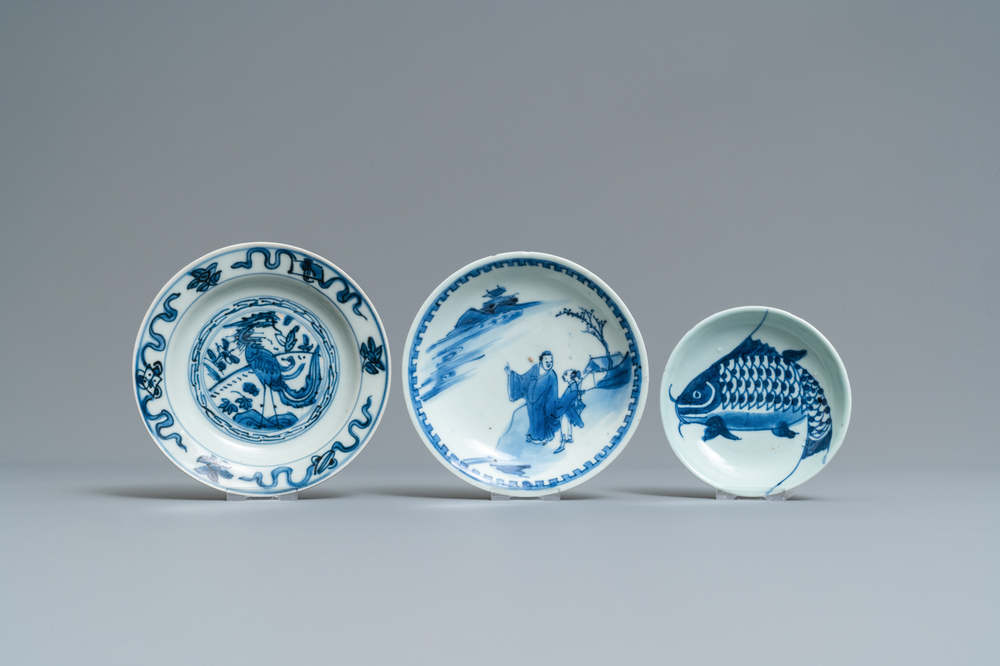 Drie Chinese blauw-witte bordjes, Ming en Kangxi