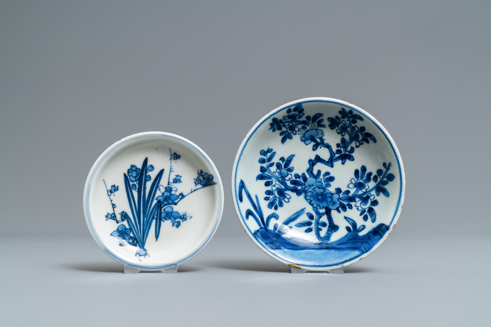 Two small Chinese blue and white plates with floral design, Kangxi en Tianqi