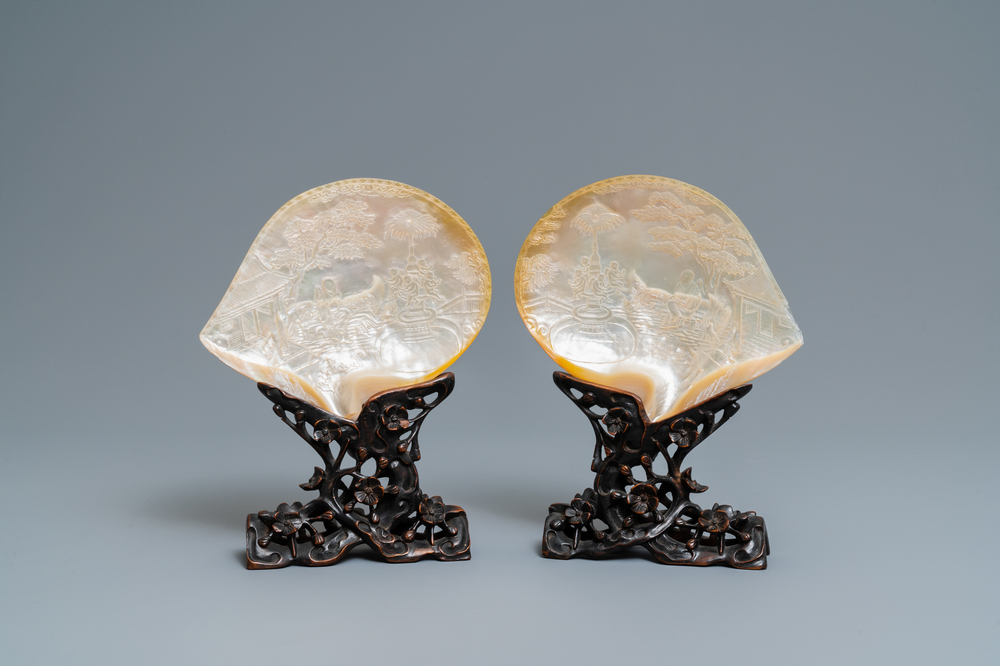 Deux coquillages en nacre sculpt&eacute;s sur socles en bois, Chine, 19&egrave;me