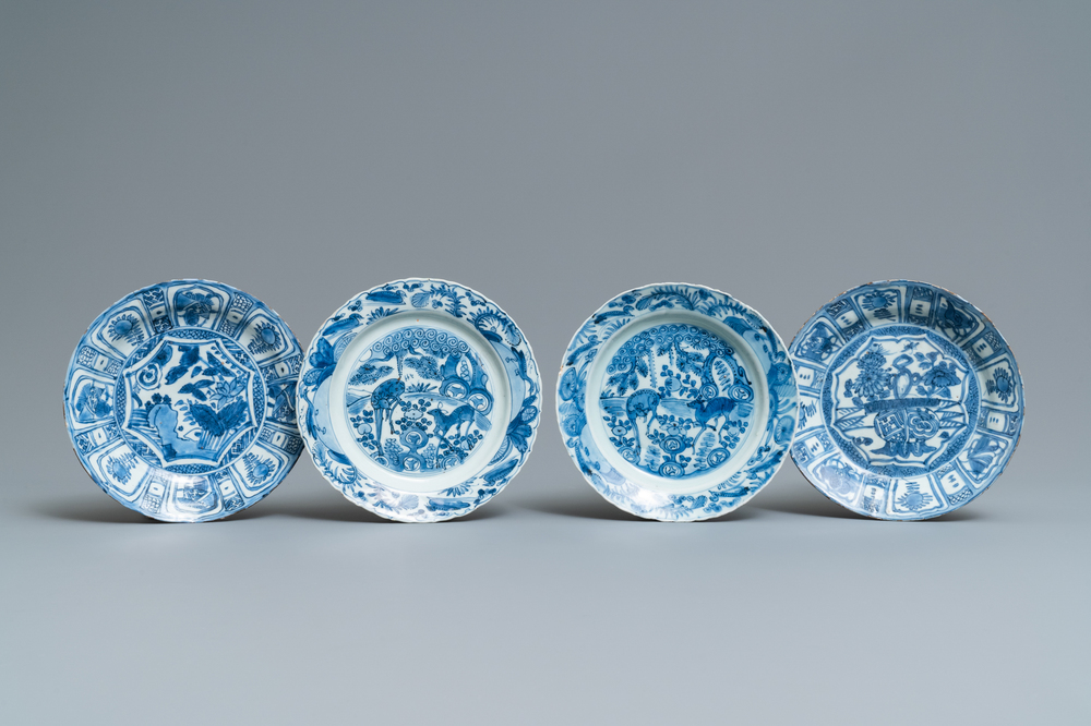 Vier Chinese blauw-witte kraakporseleinen borden, Wanli