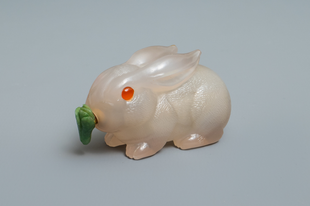 A Chinese carved agate snuff bottle in the shape of a rabbit, 19/20th C.