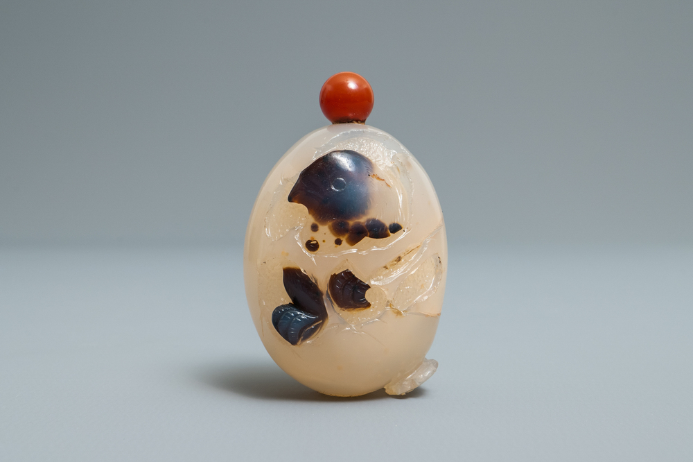 A Chinese carved agate snuff bottle with a hatching egg, 19/20th C.