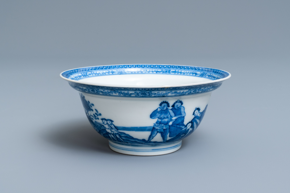 Een Chinese blauw-witte kom met een ongewoon decor met slaven, Qianlong