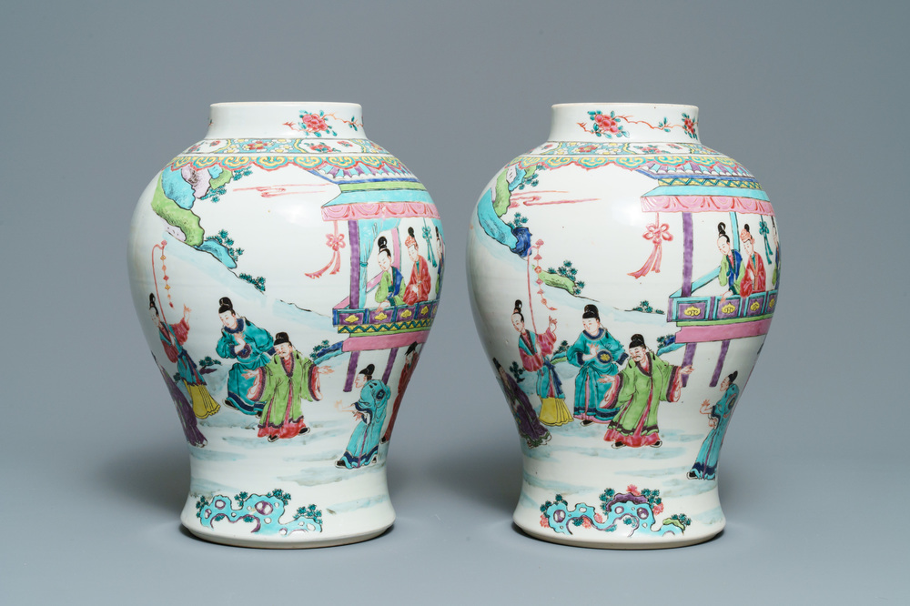 Une paire de vases en porcelaine de Chine famille rose &agrave; d&eacute;cor de figures dans un jardin, Yongzheng