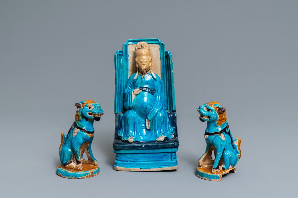Une figure de Zhenwu et une paire de mod&egrave;les de lions en porcelaine de Chine &agrave; &eacute;mail turquoise, Ming