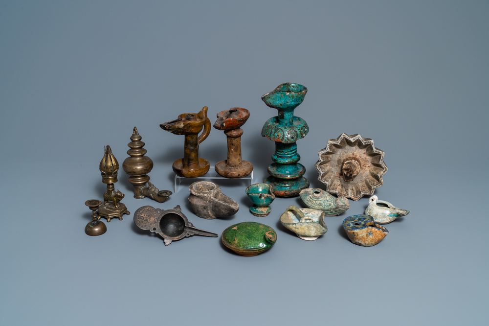 Quinze lampes &agrave; huile en bronze et c&eacute;ramique, art islamique, 16&egrave;me et apr&egrave;s