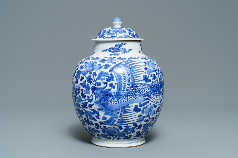 Een Chinese blauw-witte dekselvaas met feniksen, Kangxi