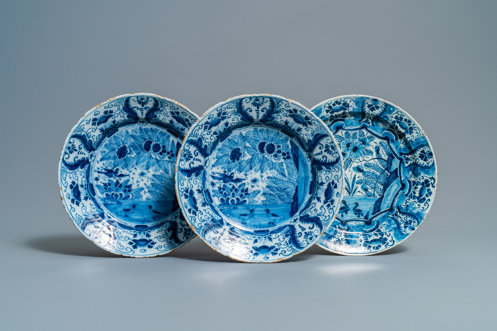 Trois plats en fa&iuml;ence de Delft en bleu et blanc &agrave; d&eacute;cor de canards, 18&egrave;me