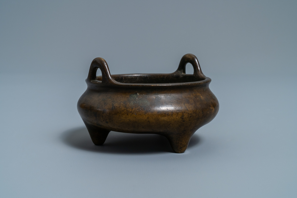 A Chinese bronze tripod censer, seal mark, 17/18th C.