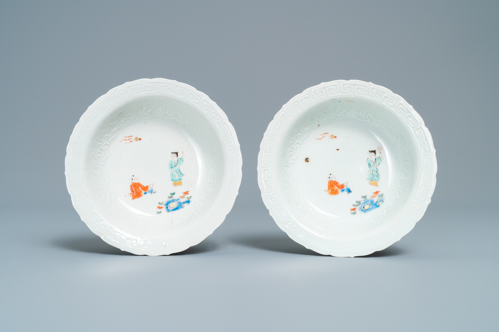 A pair of Japanese Arita Kakiemon-style bowls with boys, Edo, 18/19th C.