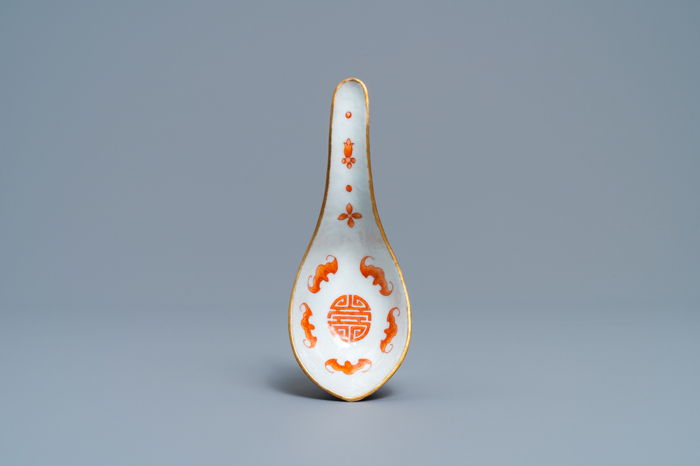Une cuill&egrave;re en porcelaine de Chine rouge de fer et dor&eacute;, marque et &eacute;poque de Jiaqing