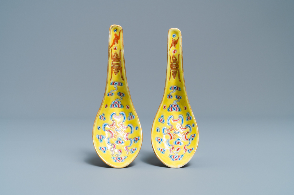 Une paire de cuill&egrave;res en porcelaine de Chine famille rose &agrave; fond jaune, marque et &eacute;poque de Guangxu