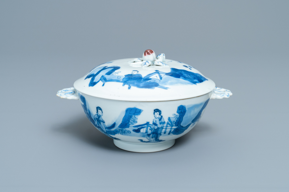 Een Chinese blauw-witte en koperrode dekselkom, Chenghua merk, Kangxi