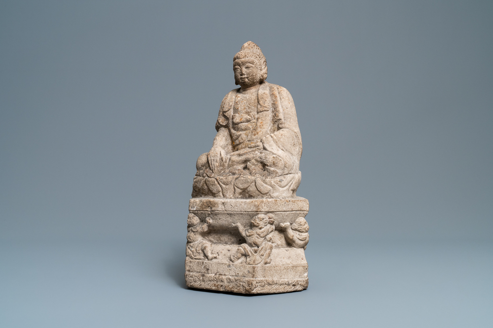 Un groupe en pierre sculpt&eacute;e figurant Bouddha sur un tr&ocirc;ne, Wei ou apr&egrave;s