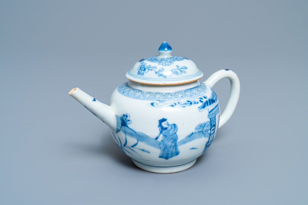 Une th&eacute;i&egrave;re couverte en porcelaine de Chine en bleu et blanc, Kangxi/Yongzheng