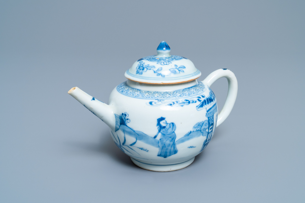 Een Chinese blauw-witte 'Xi Xiang Ji' theepot met deksel, Kangxi/Yongzheng