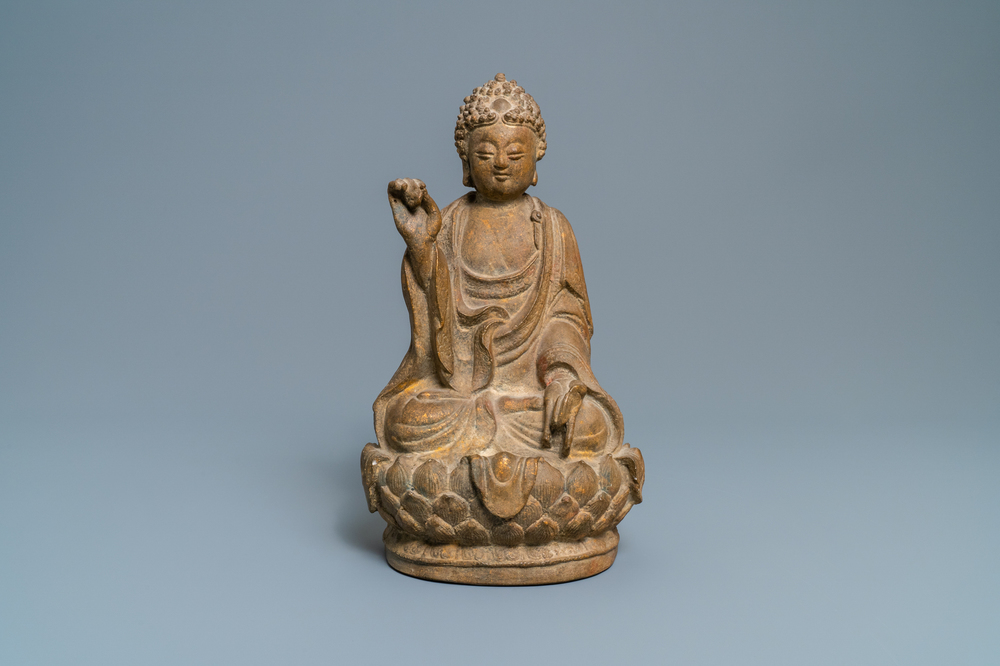 Een Chinese zandstenen figuur van Boeddha, Qing