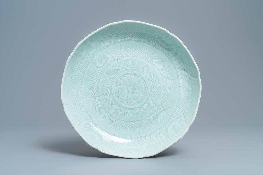 Een Chinese monochrome celadon bloemvormige schotel, Qianlong