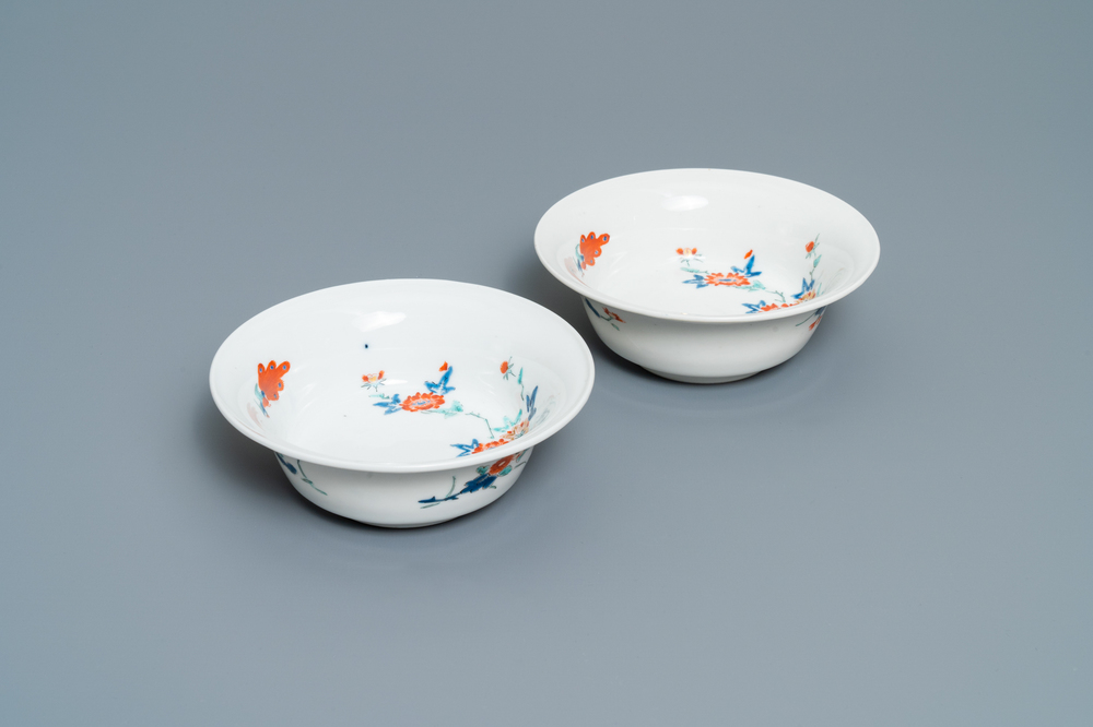 Een paar Japanse Kakiemon kommen met floraal decor, Edo, 17/18e eeuw