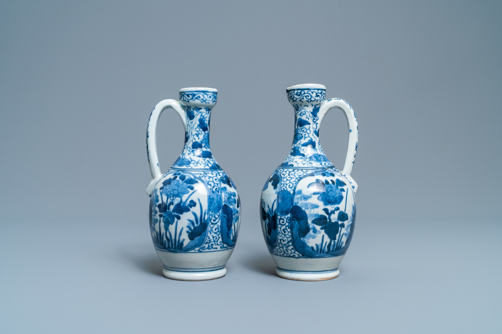 Une paire de verseuses en porcelaine d'Arita en bleu et blanc, Japon, Edo, 17/18&egrave;me