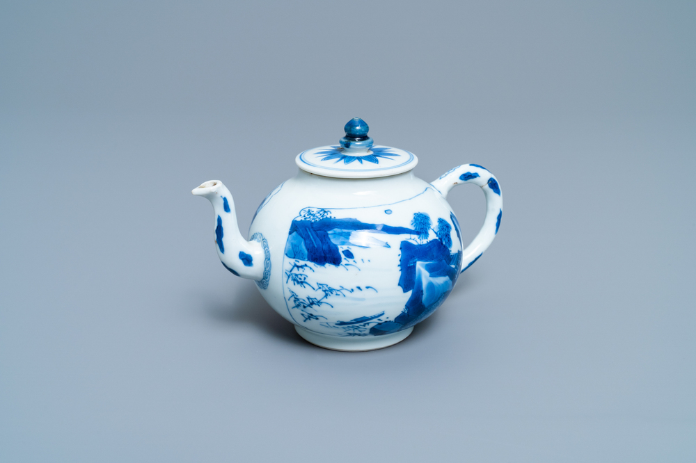Een Chinese blauw-witte theepot met landschapsdecor, Kangxi
