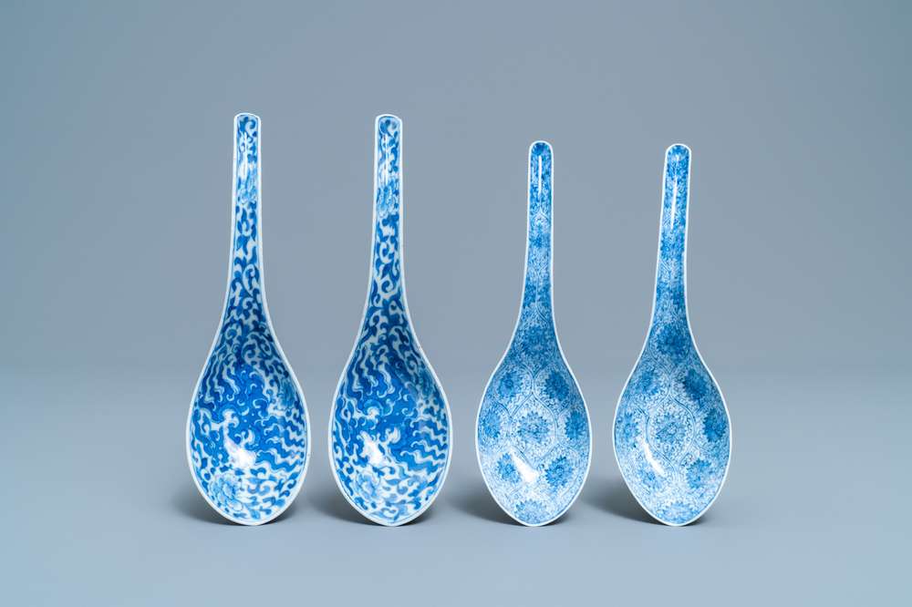 Two pairs of Chinese blue and white spoons, 19th C.