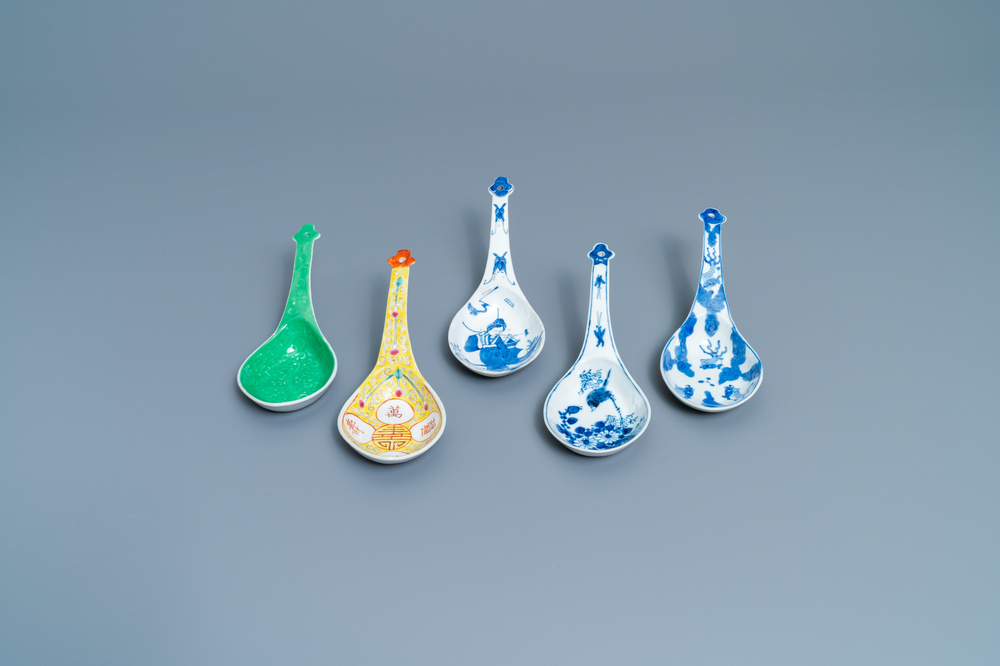 Cinq grandes cuill&egrave;res en porcelaine de Chine en bleu et blanc, famille rose et vert monochrome, 19/20&egrave;me