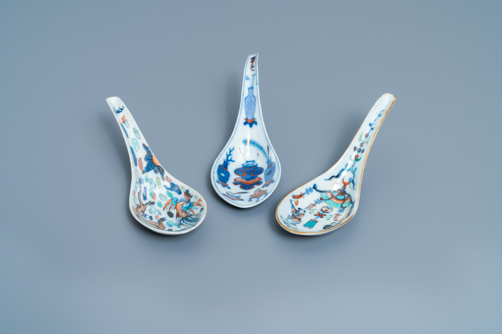 Trois cuill&egrave;res en porcelaine de Chine doucai, 19&egrave;me